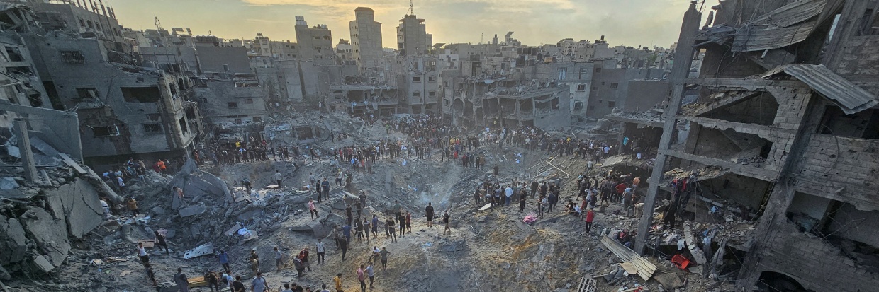 Palestinians search for casualties at the site of Israeli strikes on houses in Jabalia refugee camp in the northern Gaza Strip, October 31, 2023. REUTERS/Anas al-Shareef TPX IMAGES OF THE DAY