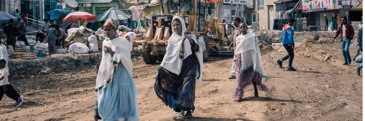 Un grupo de personas camina por una carretera recién construida en Mekele, el 24 de mayo de 2024. Mekele, la capital de Tigray, la región más septentrional de Etiopía, vuelve poco a poco a la normalidad 19 meses después de que un acuerdo de paz pusiera fin a uno de los conflictos recientes más mortíferos del mundo. © Amanuel Sileshi / AFP