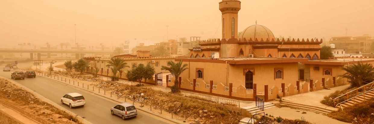 Des automobilistes conduisent leurs véhicules dans une tempête de sable à Benghazi, une ville de l’est de la Libye, le 22 avril 2024. © Abdullah DOMA/AFP