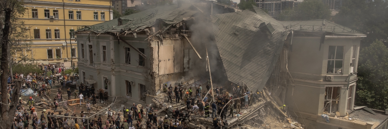 Du personnel des services d’urgence et de secours, des médecins et d’autres personnes dégagent les décombres du bâtiment détruit de l’hôpital pour enfants Ohmatdyt à la suite d’une attaque de missiles russes à Kyïv, la capitale ukrainienne, le 8 juillet 2024. © Roman PILIPEY/AFP