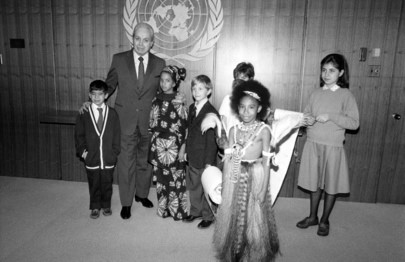 Un groupe d'enfants a rencontré le Secrétaire général des Nations Unies, Javier Perez de Cuellar, lors de l'adoption de la Convention le 20 novembre 1989.