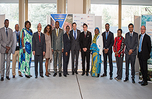 Los delegados beneficiarios del Fondo Fiduciario de los PMA/PEID con S.E. Sr Vojislav ŠUC, Presidente del Consejo de Derechos Humanos (12º ciclo), 20 de marzo de 2018, Palacio de las Naciones  © OHCHR/Pierre Albouy