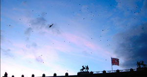 وابل من القصائد في سماء لندن (Bombing of poems over London)، 28 آب/ أغسطس 2010. © collective Los Casagrande، شيلي