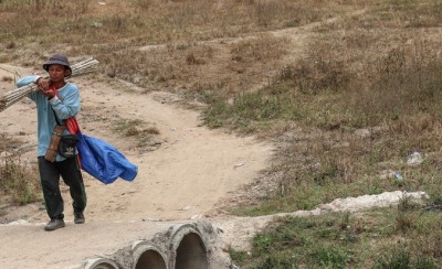 1月26日，在缅甸克伦邦劳高的境内流离失所者营地里，男人们扛着竹竿。该营地是在缅甸军方袭击雷格高后建立的，位于民主克伦佛教军（DKBA）控制的地区，容纳了约350人。图片来源：Valeria Mongelli／阿纳多卢通讯社／法新社供图