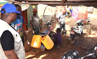 Raymond Diara Feindouno, coordinador nacional del proyecto PAPEV y el benefactor Mamadou Diallo. © ACNUDH GUINEA