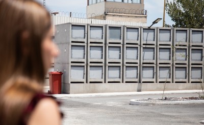 Una mujer observa las hileras de cajas que contienen cadáveres en descomposición a la espera de ser identificados en Coahuila, México.