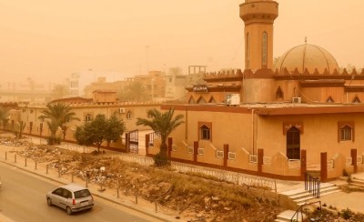 Des automobilistes conduisent leurs véhicules dans une tempête de sable à Benghazi, une ville de l’est de la Libye, le 22 avril 2024. © Abdullah DOMA/AFP