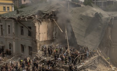 Du personnel des services d’urgence et de secours, des médecins et d’autres personnes dégagent les décombres du bâtiment détruit de l’hôpital pour enfants Ohmatdyt à la suite d’une attaque de missiles russes à Kyïv, la capitale ukrainienne, le 8 juillet 2024. © Roman PILIPEY/AFP