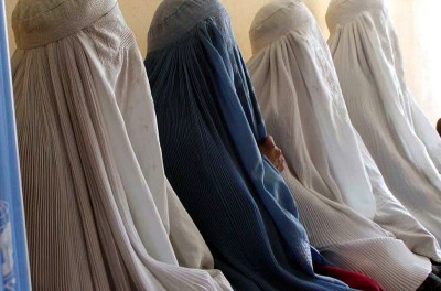 Afghan women wait for pre-natal checks at a hospital in Faizabad in Badakshan province. © REUTERS/Angie Ramos