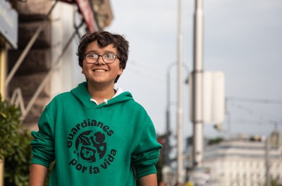 Francisco Vera wearing a green hoodie with the “Guardians for Life” logo on it.  © Vincent Tremeau 