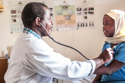 A doctor examines a young patient. © Getty Images