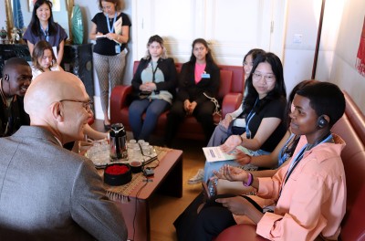 Child advisors of the Committee on the Rights of the Child meet with UN Human Rights chief Volker Türk. © OHCHR 