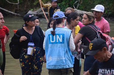 UN Human Rights worker speaks with people arriving to the intake centre on the Panama side of the Darien Gap. © Carlos Rodriguez/ROCA 