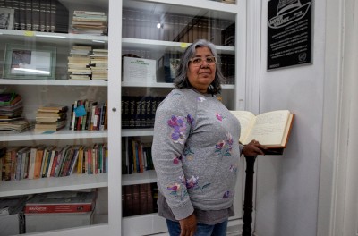 © Still of Griselda Triana at the Javier Valdez memorial in “Casa Refugio Citlaltépetl” in Mexico City. 