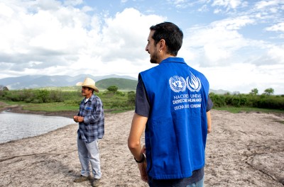 Alejandrino Gerardo Pérez, President of the local committee for the defense of water in San Matías Chilazao, Mexico, June 16, 2022 explains the importance and operation of water retainers to UN Human Rights staff. © Consuleo Pagaza/OHCHR