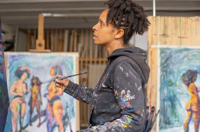 2023 award winner Bianca Batlle Nguema painting in her workshop in Tiana, a village close to Barcelona, Spain.  © Martina Orobitg and Ariadna Tarifa