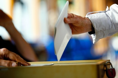 People cast their vote during a regional state election in Germany in 2017.© REUTERS/Thilo Schmuelgen