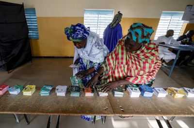 Women prepare to cast their ballot at the polling station at Ndiaganiao in Mbour, Senegal. © REUTERS/Zohra Bensemra