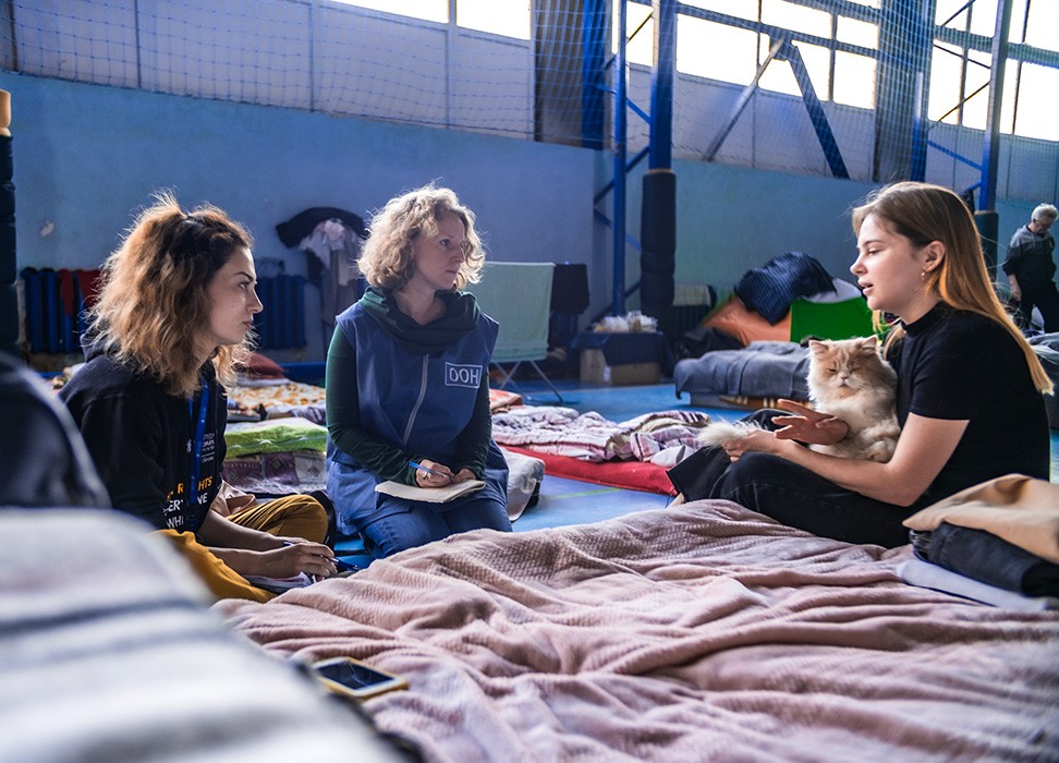 Dos oficiales de derechos humanos de la ONU visitan un complejo deportivo en Ucrania. © Michael Fostik/ACNUDH