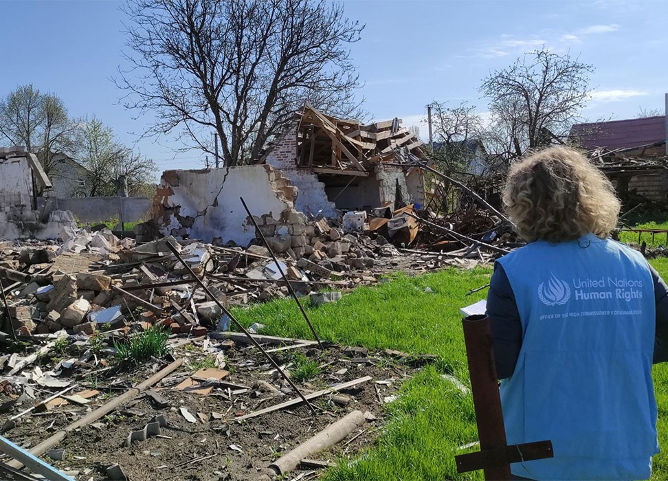 La Mission de surveillance des droits de l’homme en Ukraine évalue les dommages causés par les forces russes. © HCDH