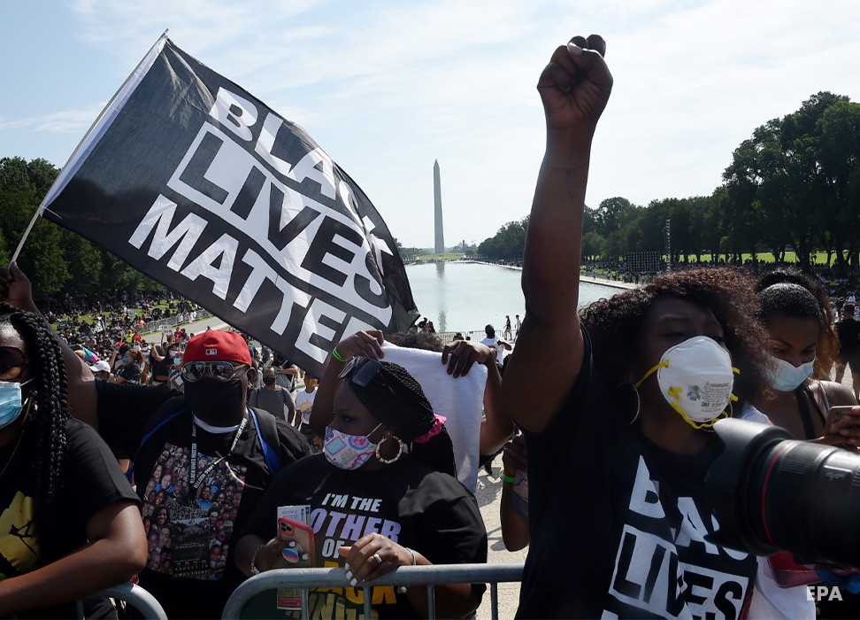 La gente se reúne en el Lincoln Memorial de Washington DC en apoyo de la justicia racial © EPA/OLIVIER DOULIERY