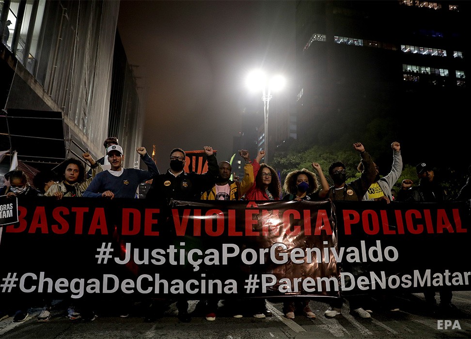 Activistas contra el racismo y ciudadanos en general se manifiestan contra la violencia policial, en Sao Paulo, Brasil, 1 de junio de 2022. Manifestantes protestaban tras la muerte de Genivaldo de Jesus Santos, un hombre negro con esquizofrenia diagnosticada, a manos de la policía. © EPA-EFE/Fernando Bizerra