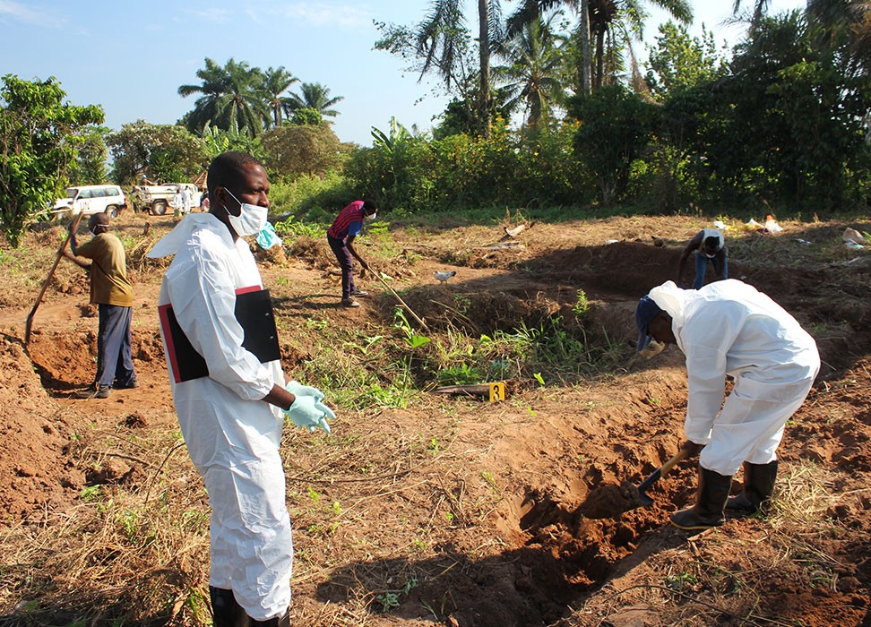 L’Équipe d’assistance technique déterre de possibles fosses communes à Tshisuku (territoire de Kazumba), province du Kasaï central, en République démocratique du Congo, juin 2019. © MONUSCO/Bureau conjoint des Nations Unies pour les droits de l’homme.