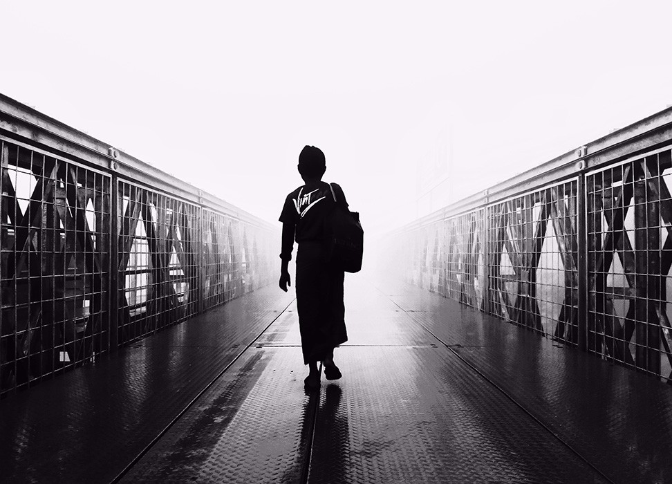 “Niño rohinyá caminando en una mañana de niebla”, en el campamento de refugiados de Kutupalong, Bangladesh, enero de 2020 © Abdullah