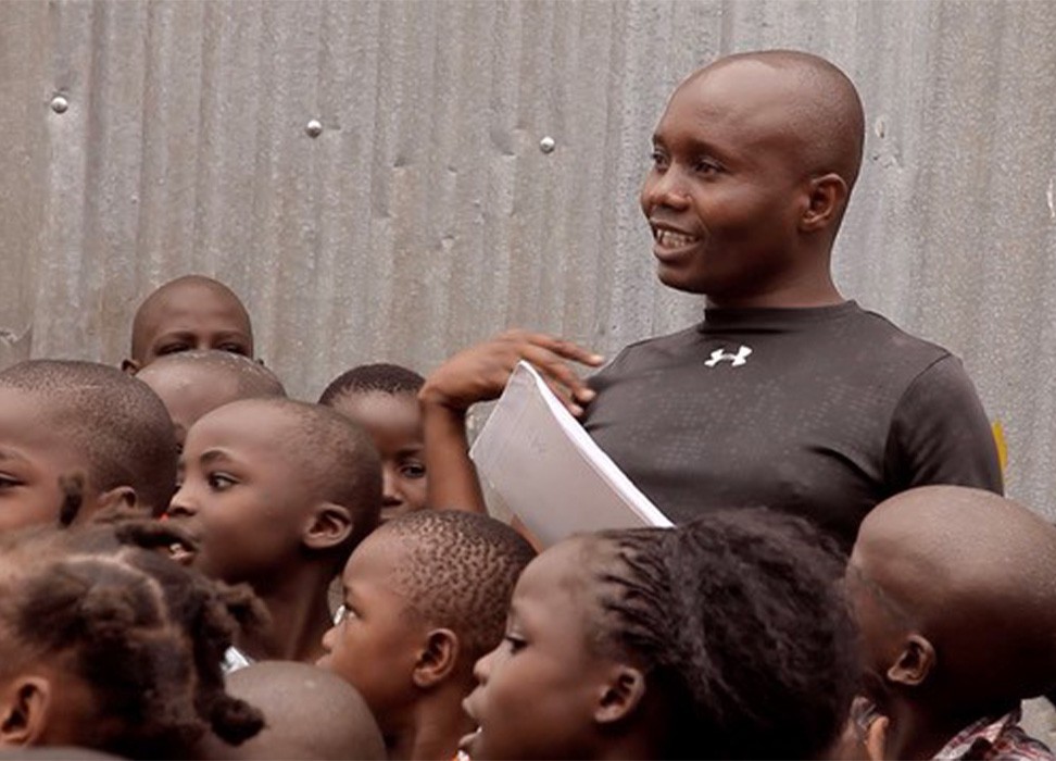 Steve Arodi parlant à des enfants à Mathare, Nairobi, Kenya. © Yves Matthey