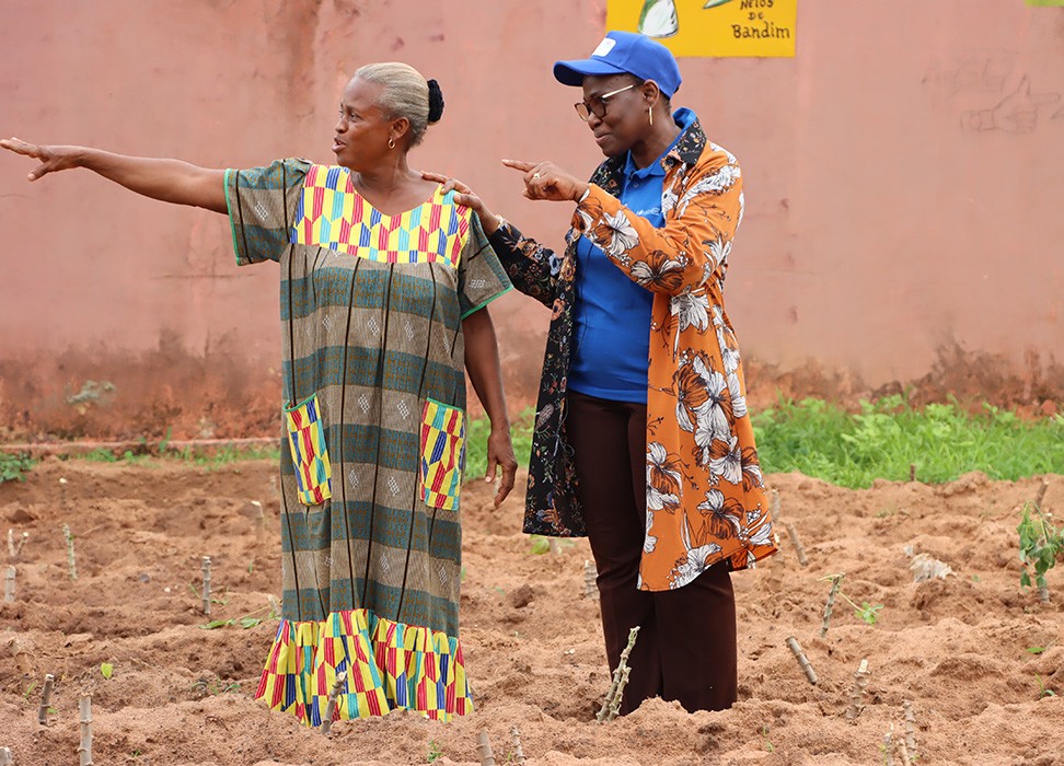 Aminata Kebe, Coordinadora del proyecto PAPEV y Georgina Da Silva responsable de la gestión del centro AMIC para la acogida de las jóvenes que visitan la huerta. ©OHCHR WARO Habibou