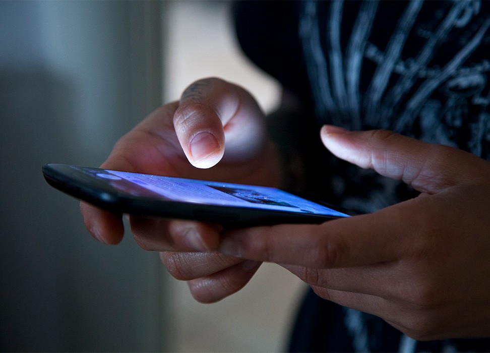 Manos sujetando un teléfono móvil. © Getty Images/Marco Piunti