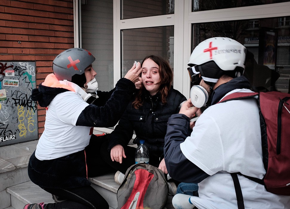 Des médecins viennent en aide à une manifestante qui s’est évanouie après avoir respiré des gaz lacrymogènes. Toulouse (France), le 29 décembre 2018. © Patrick Batard / ABACAPRESS.COM