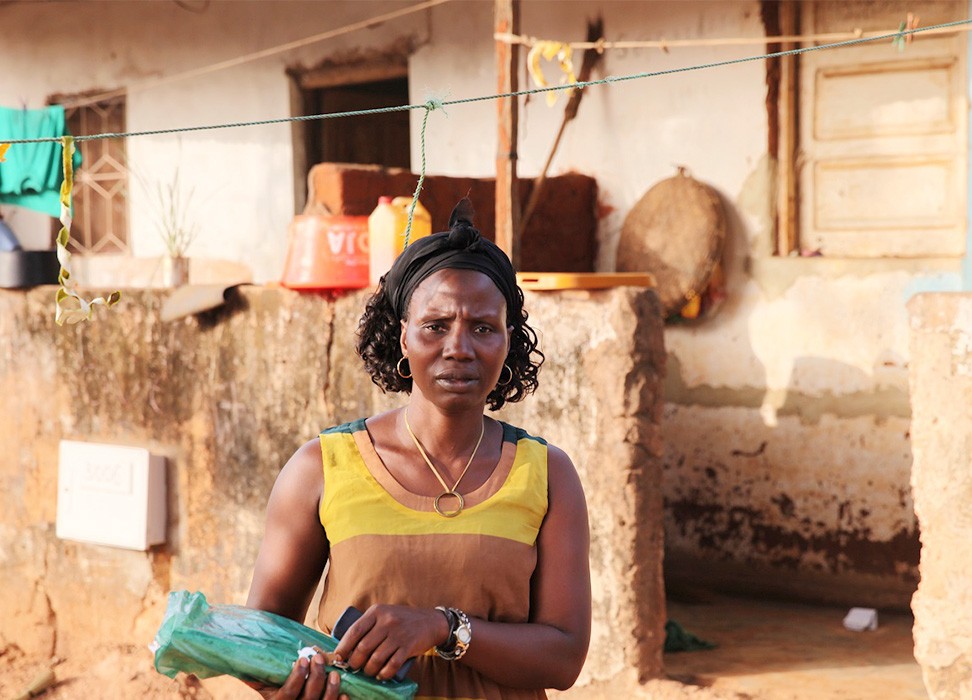 Arminda Sa posa para una foto fuera de su casa en Bissau, Guinea-Bissau, 6 de febrero de 2019. © Thomson Reuters Foundation/Nellie Peyton