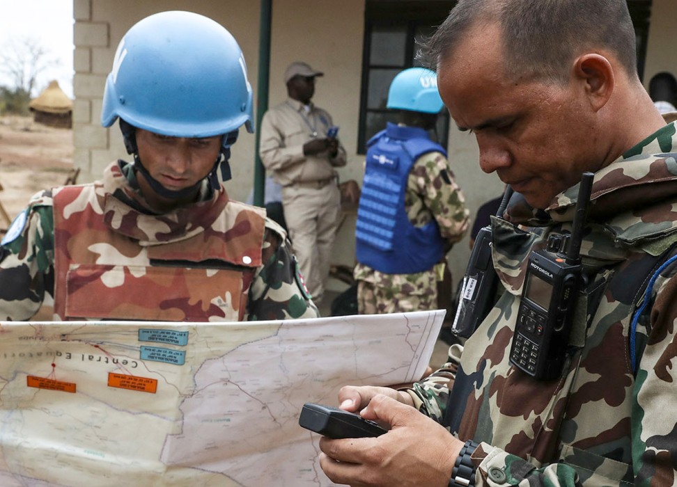 Des membres du contingent militaire indien se préparent à partir pour effectuer une patrouille dans la ville d’Abyei, au Soudan du Sud, dans le cadre de leur mission. © Photo ONU/Stuart Price