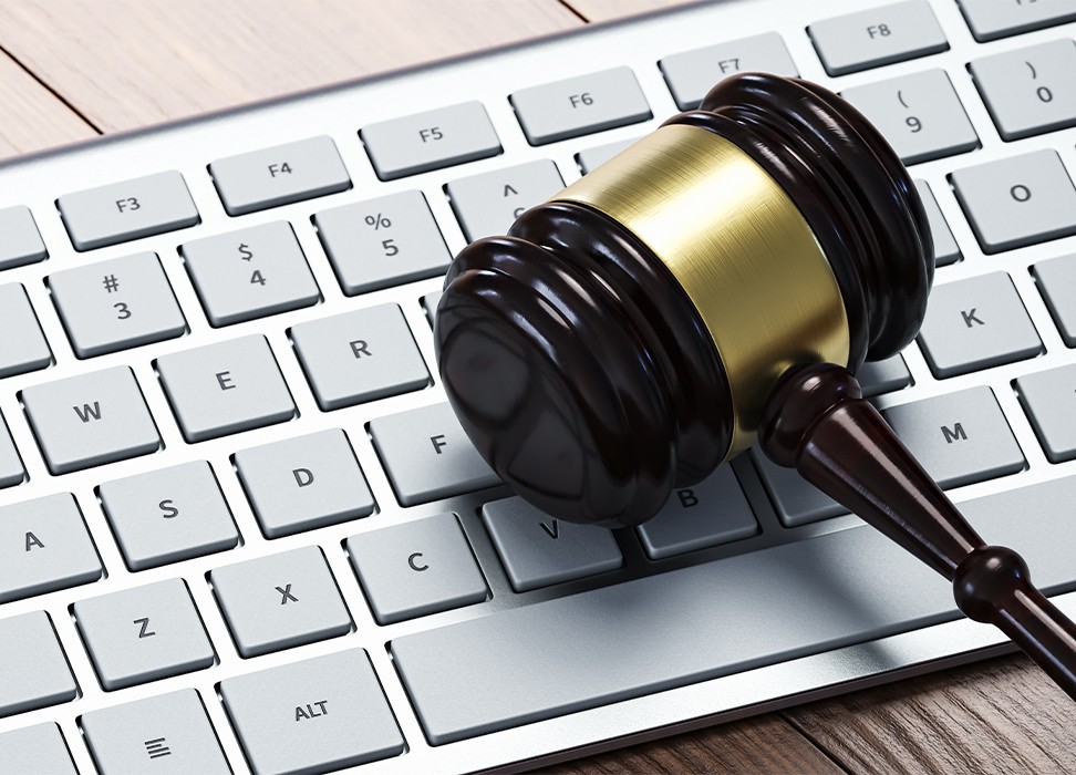 Un mazo apoyado en el teclado blanco de un ordenador. © Getty Images