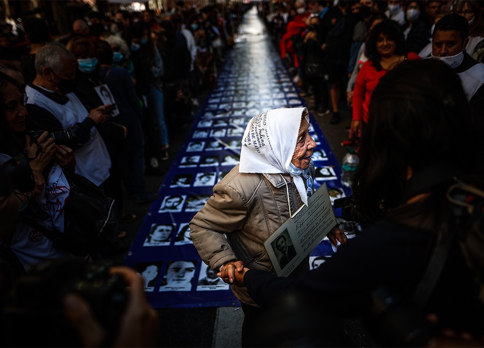 Argentinos participan en una marcha por el Día Nacional de la Memoria por la Verdad y la Justicia, que conmemora el golpe militar de 1976. © Credit – EPA-EFE/Juan Ignacio Roncoroni.