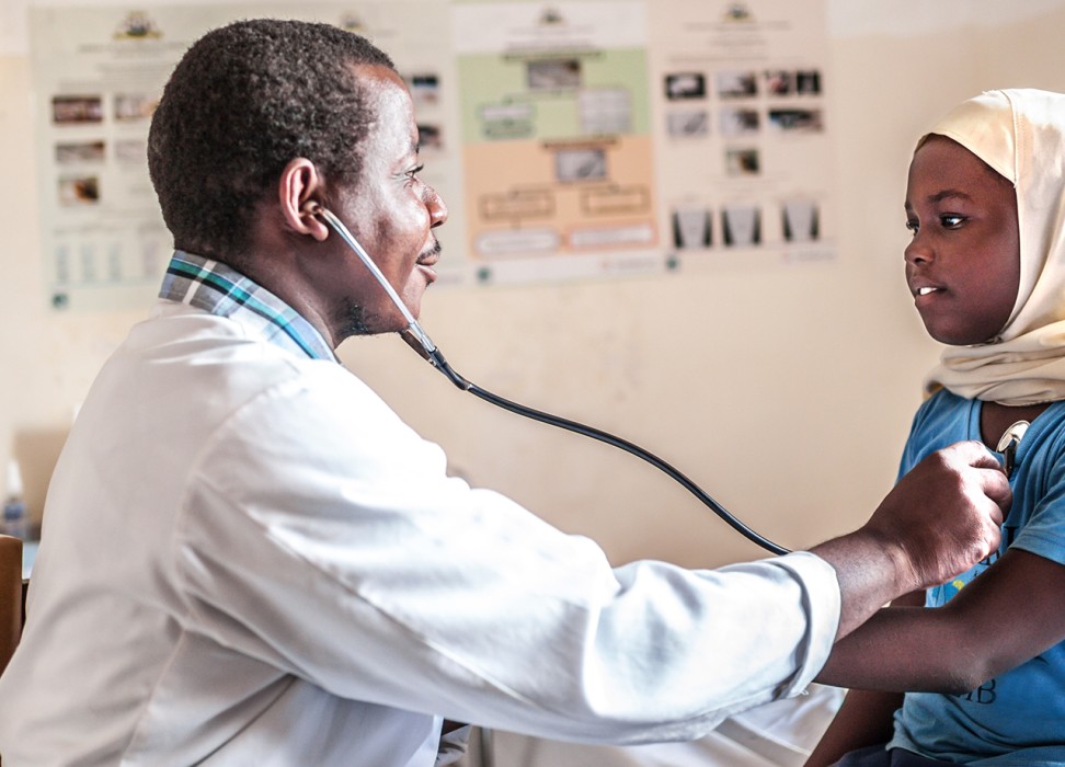 Un médico examina a un joven paciente. © Getty Images