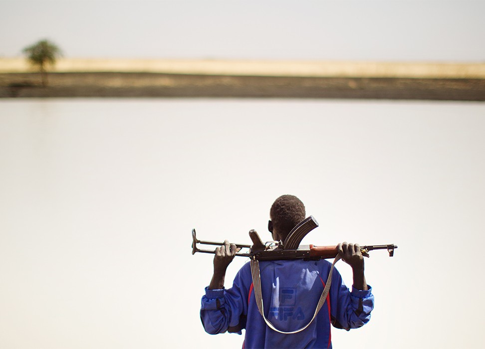 Un hombre monta guardia con un rifle AK-47. © Reuters/ Julien Behal