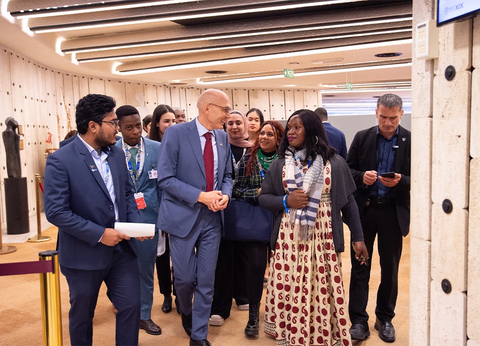 Volker Türk, Haut-Commissaire des Nations Unies aux droits de l’homme, avec des membres du Groupe consultatif de la jeunesse du HCDH. © HCDH/Irina Popa