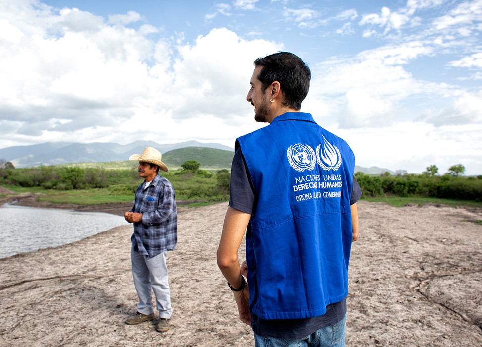 Alejandrino Gerardo Pérez, presidente del comité local para la defensa del agua en San Matías Chilazao, México, el 16 de junio de 2022, explica la importancia y el funcionamiento de los retenedores de agua al personal de Derechos Humanos de las Naciones Unidas. © Consuelo Pagaza/ACNUDH