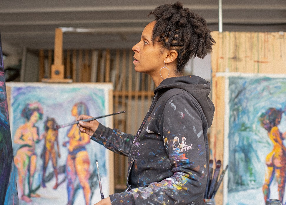 2023 award winner Bianca Batlle Nguema painting in her workshop in Tiana, a village close to Barcelona, Spain.  © Martina Orobitg and Ariadna Tarifa