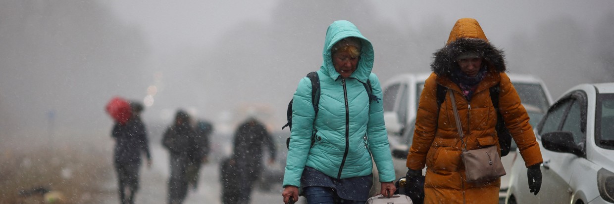 Refugees from Ukraine trudge to the Polish border REUTERS/Thomas Peter