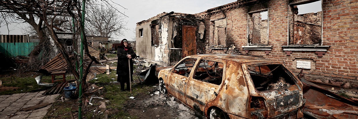 Ludmila Sadlova, 72 ans, se tient à côté de sa maison qui, selon elle, a été touchée par des roquettes le 12 mars, lors de l’invasion de l’Ukraine par la Russie à Ozera, dans la région de Kiev, en Ukraine, le 23 avril 2022