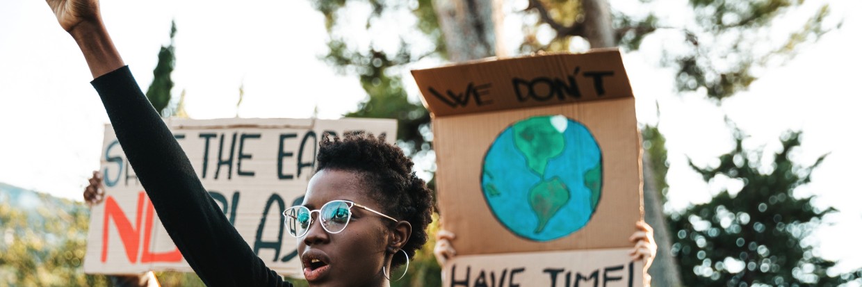 Young group of youth activists demonstrating against global warming © Getty Images