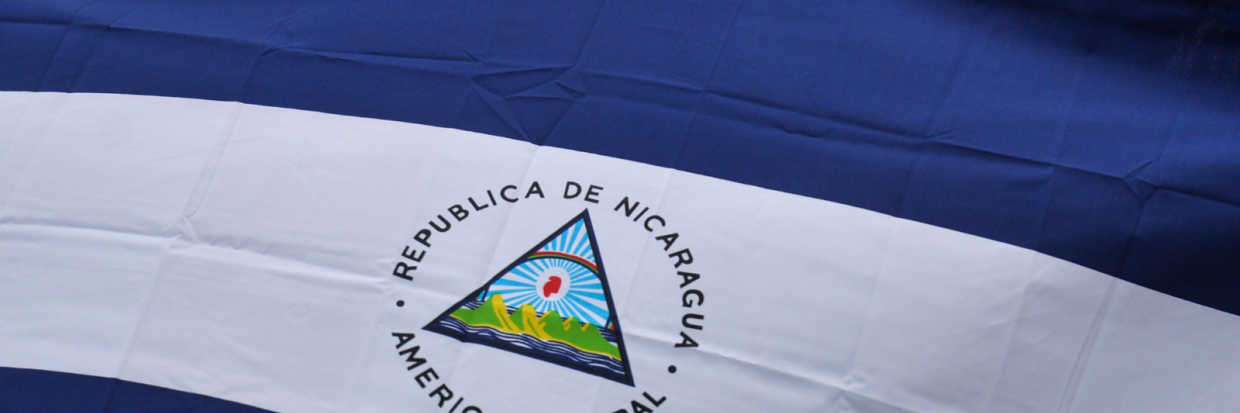 Un joven estudiante camina frente a la Asociación de Periodistas de Nicaragua en Managua, Nicaragua, prohibida por el gobierno el 17 de marzo de 2022