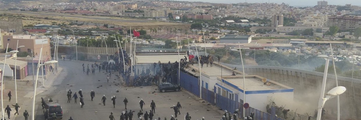 Une photo fournie par un résident montre des centaines de migrants traversant la frontière entre l’Espagne et le Maroc à Melilla près de Nador, au Maroc, le 24 juin 2022. © EPA-EFE