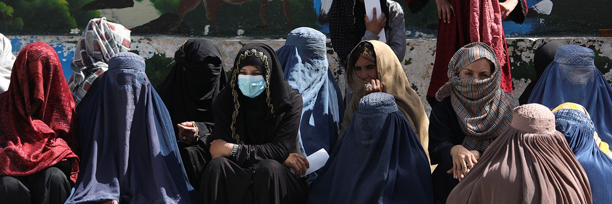 Des femmes afghanes attendent de recevoir un colis alimentaire distribué par un groupe d'aide humanitaire d'Arabie saoudite dans un centre de distribution à Kaboul, Afghanistan, le 25 avril 202 © Reuters