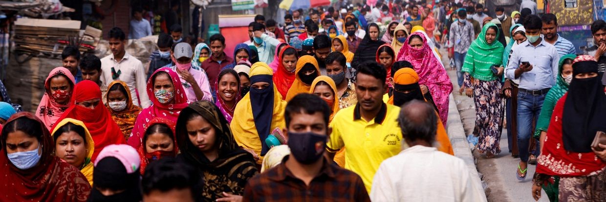 Des travailleurs du secteur de l’habillement rentrent chez eux durant leur pause déjeuner à Gazipur, au Bangladesh, le 3 février 2022. © Reuters