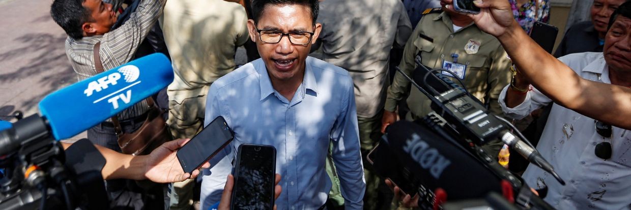 Yeang Sothearin y Uon Chhin, ex periodistas de la Radio Free Asia (RFA), financiada por Estados Unidos, que han sido acusados de espionaje, hablan con los medios de comunicación frente al Tribunal Municipal de Phnom Penh después de recibir su veredicto, en Phnom Penh, Camboya, 3 de octubre de 2019 © Reuters