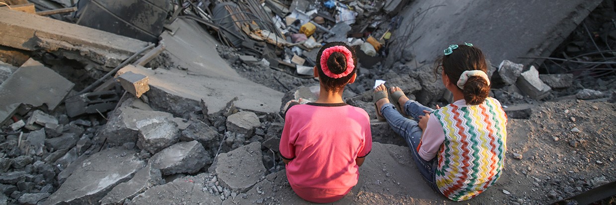 Palestinian children inspect their damaged building in Gaza city on August 9, 2022 after a ceasefire between Israel and Palestinian militants came into force.  ©REUTERS